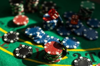 qqholic platform interface showing sportsbook, live casino, and slot games